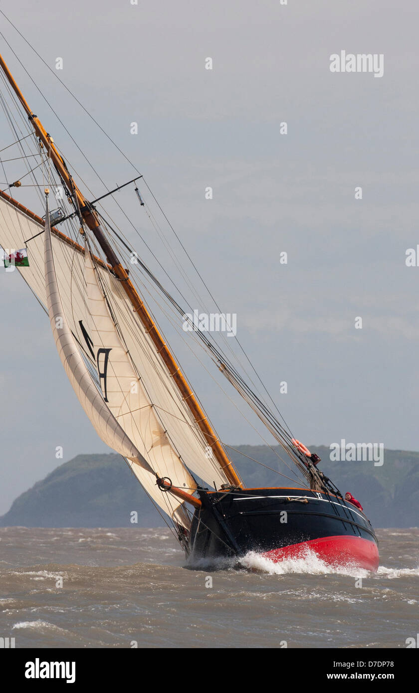 Barry Island Yacht Club, le Pays de Galles. 4e mai 2013. Mascotte, un canal de Bristol traditionnel coupe-pilote dans une mer formée après course annulée en raison de l'état de la mer. Crédit : David Broadbent/Alamy Live News Banque D'Images