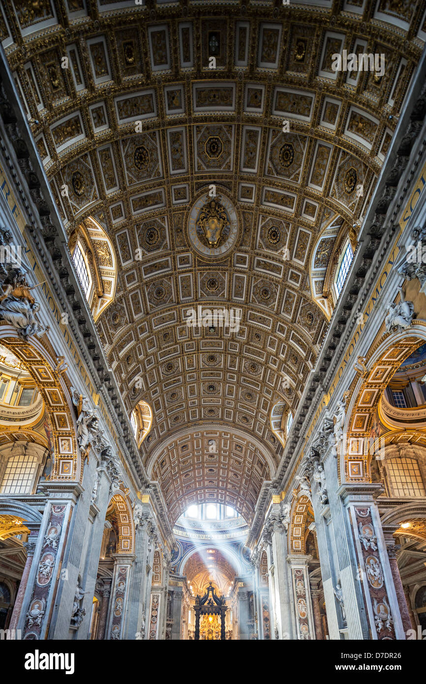 Intérieur de la cathédrale Saint-Pierre, Vatican. Italie Banque D'Images