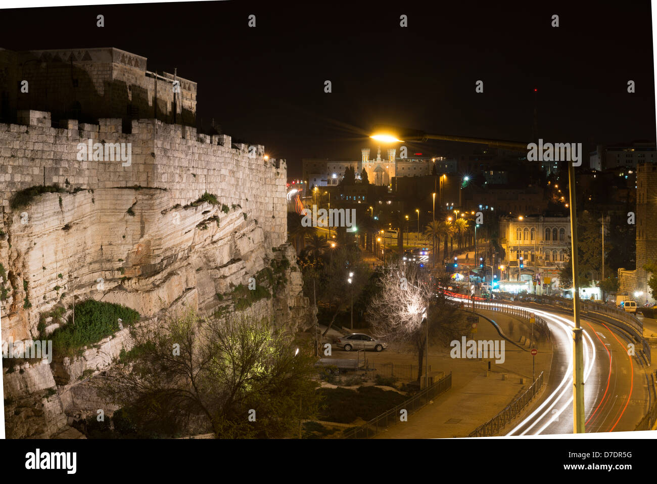Location de light trails en dehors de l'enceinte de la vieille ville de Jérusalem qui est illuminée la nuit, près de la Porte de Damas Banque D'Images