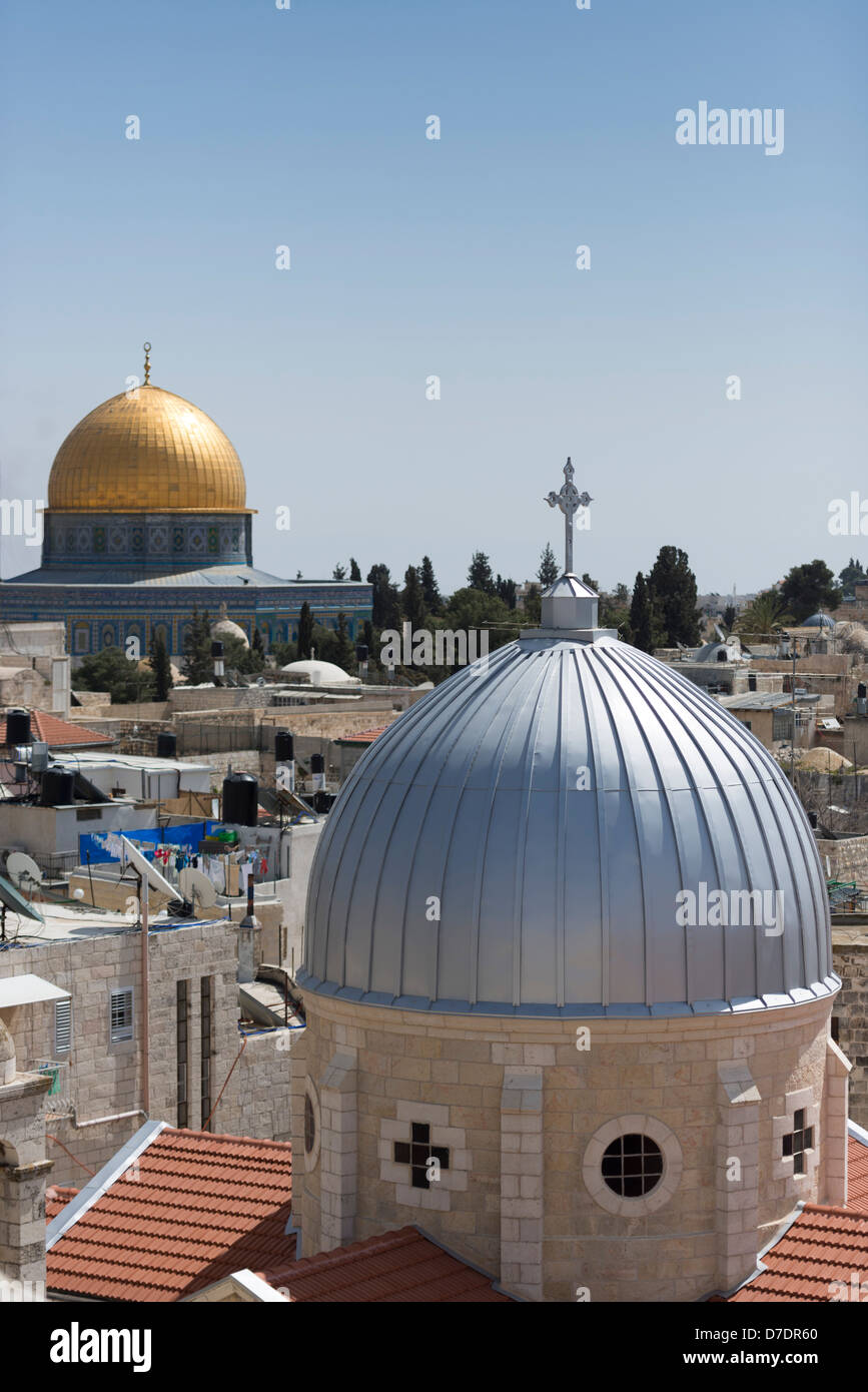 La vieille ville de Jérusalem vue depuis le toit de l'Hospice autrichien, avec le dôme du Rocher et la Cathédrale Arménienne Banque D'Images