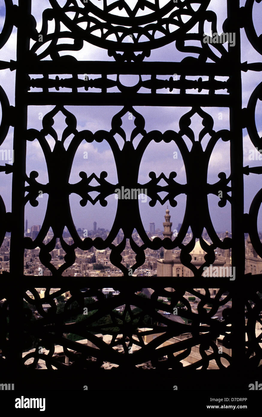 Sur le Caire cityscape par cast en fer forgé de Saladin ou Salaḥ ad-Dīn une citadelle fortification islamique médiévale situé sur la colline du Mokattam au Caire, Egypte Banque D'Images