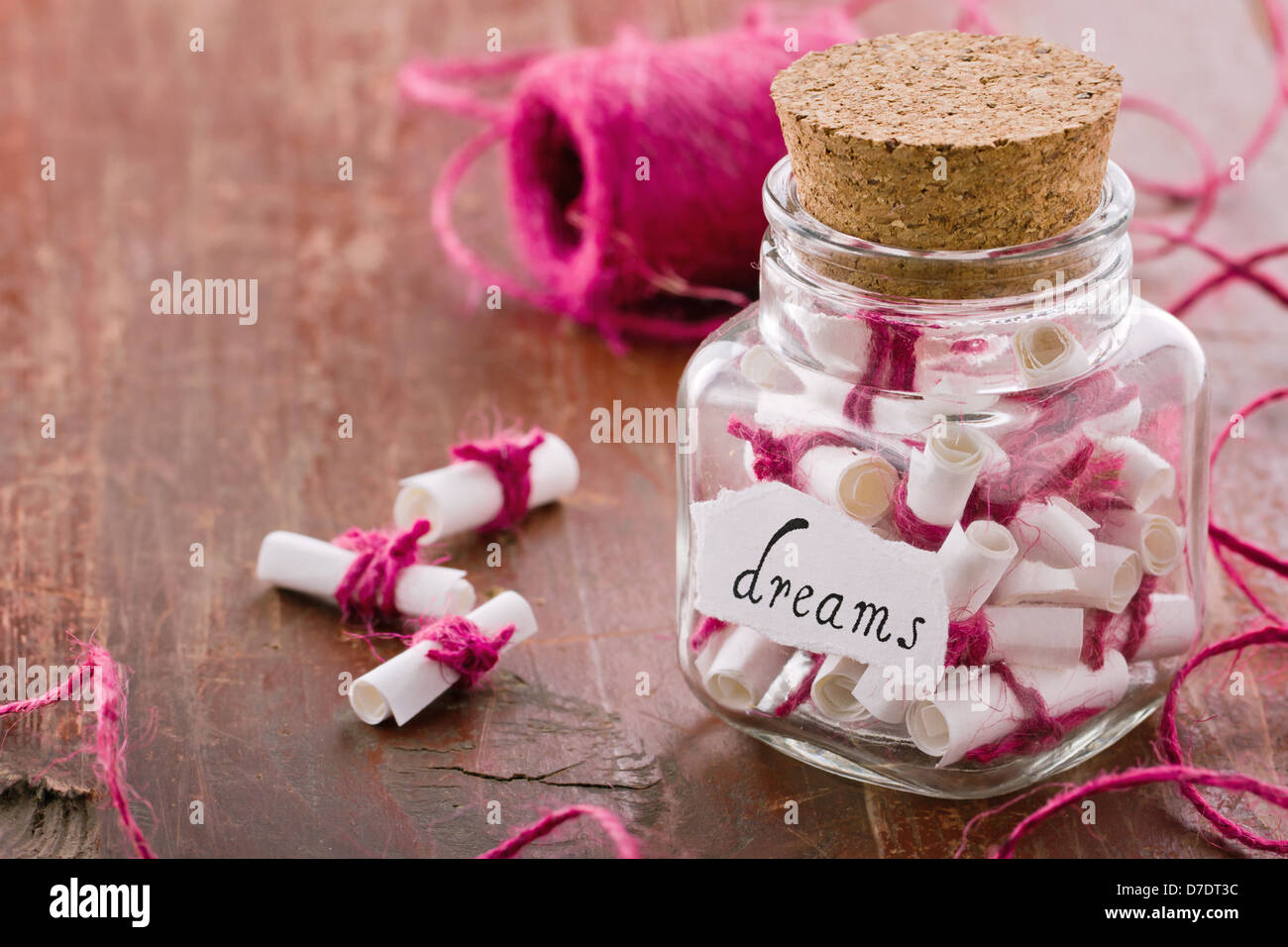 Rêves écrit sur un papier blanc dans un bocal de verre sur fond de bois  vintage rustique, rêvant d'optimisme concept Photo Stock - Alamy