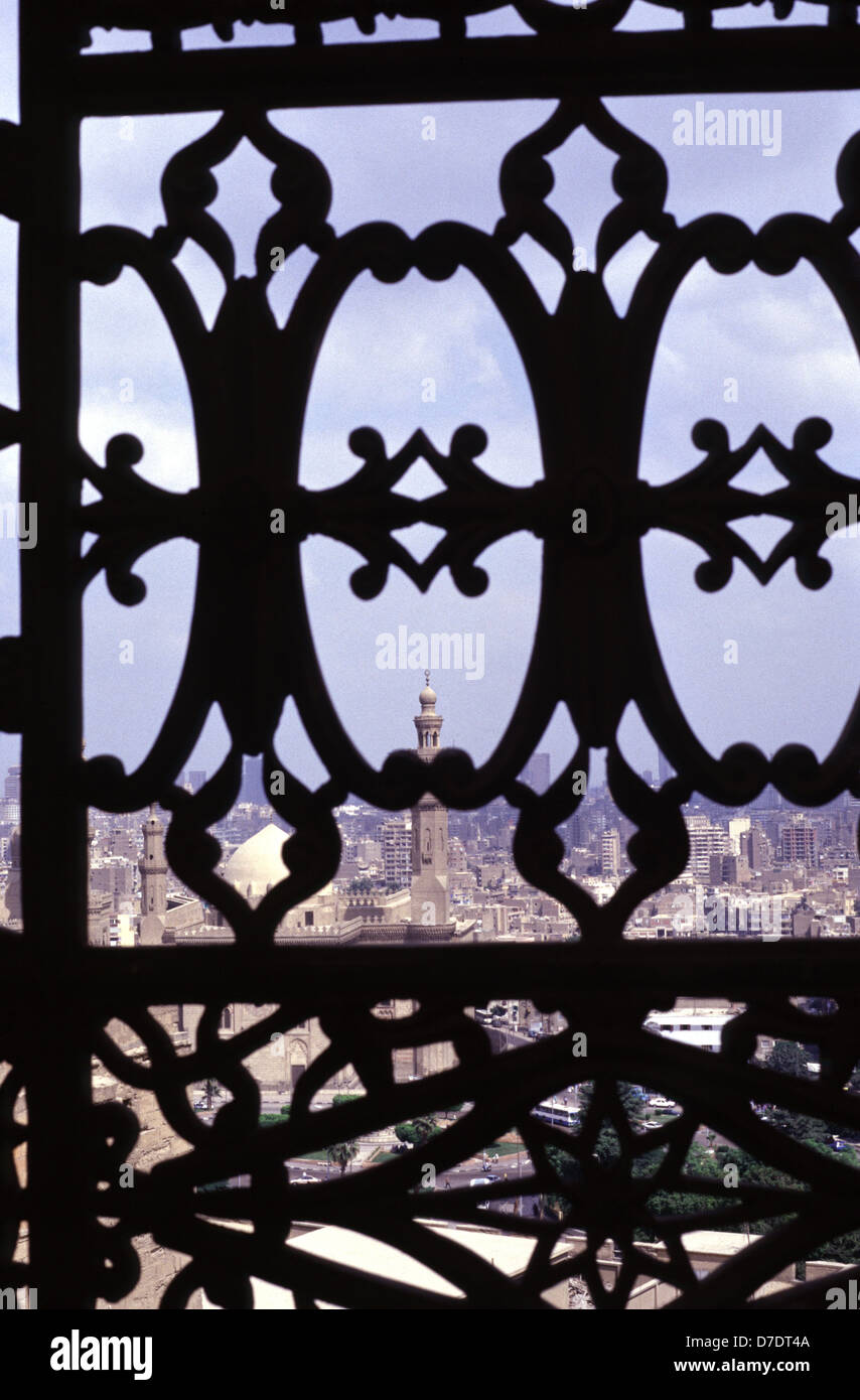 Sur le Caire cityscape par cast en fer forgé de Saladin ou Salaḥ ad-Dīn une citadelle fortification islamique médiévale situé sur la colline du Mokattam au Caire, Egypte Banque D'Images