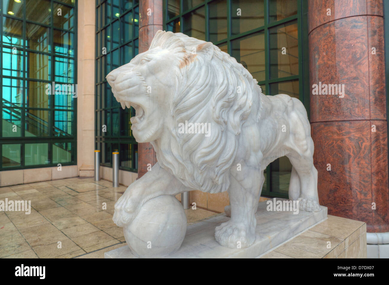 Sculpture en marbre blanc d'un lion rampant. Banque D'Images