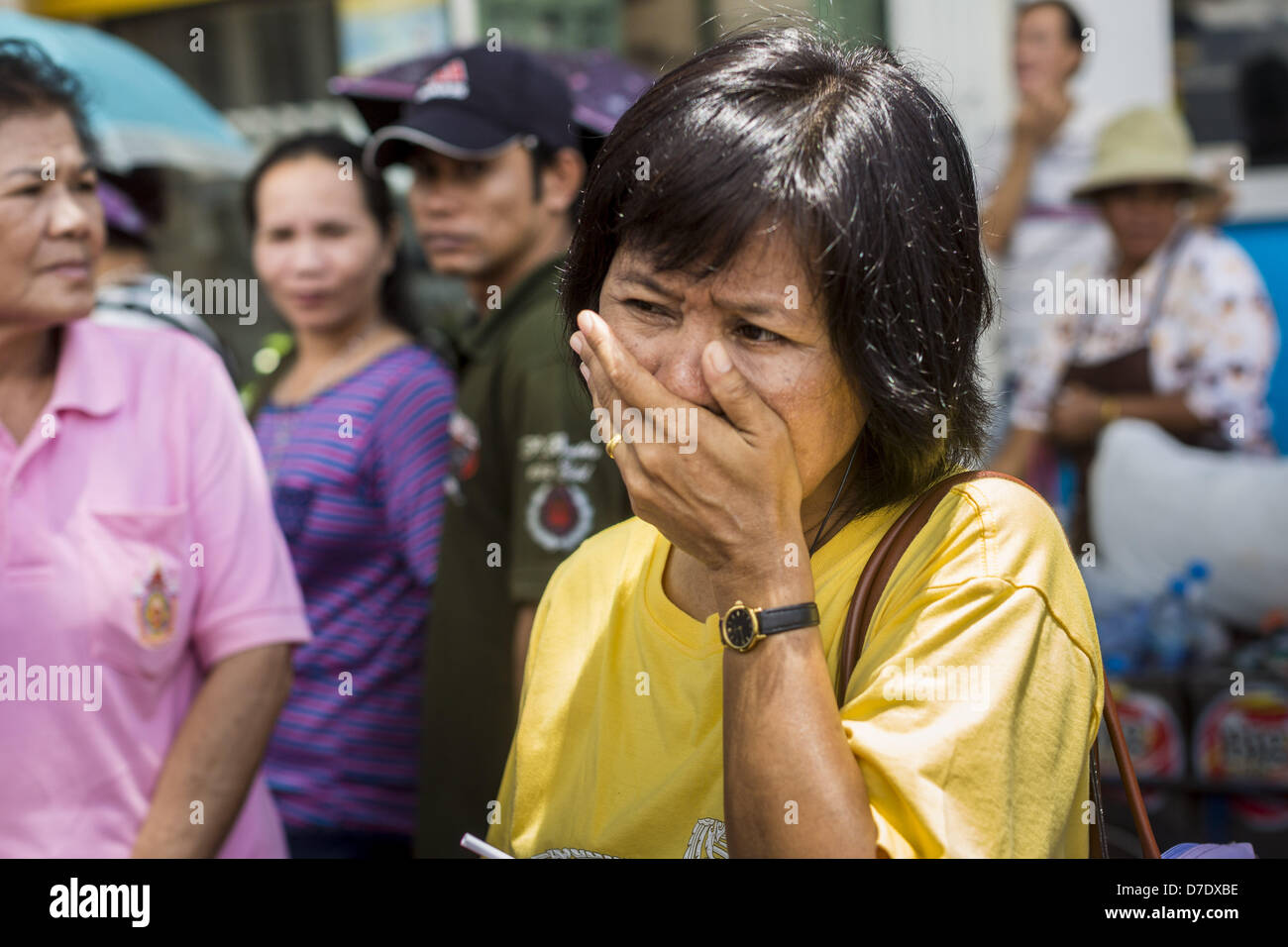 Bangkok, Thaïlande. 5 mai, 2013. Une femme pleure après avoir vu Bhumibol Adulyadej, le Roi de Thaïlande, dans son cortège de dimanche. Le 5 mai marque le 63e anniversaire du couronnement de Sa Majesté le Roi Bhumibol Adulyadej. La journée est célébrée comme une fête nationale ; depuis cette année, il tombe un dimanche, elle sera célébrée le lundi 6 mai, et à ce titre tous les bureaux gouvernementaux et les banques commerciales se ferme pour la journée. Sa Majesté le Roi Bhumibol Adulyadej est le plus ancien monarque régnant dans le monde. Chaque année, le 5 mai, le Royaume de Thaïlande commémore le jour où, en 1950, l'Coronatio Banque D'Images