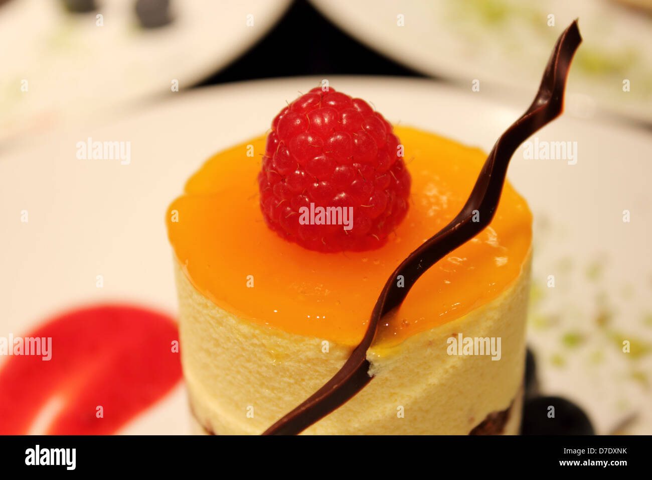 Delicieux Gateau Mousse Mangue Garnie De Fraises Et Chocolat Photo Stock Alamy