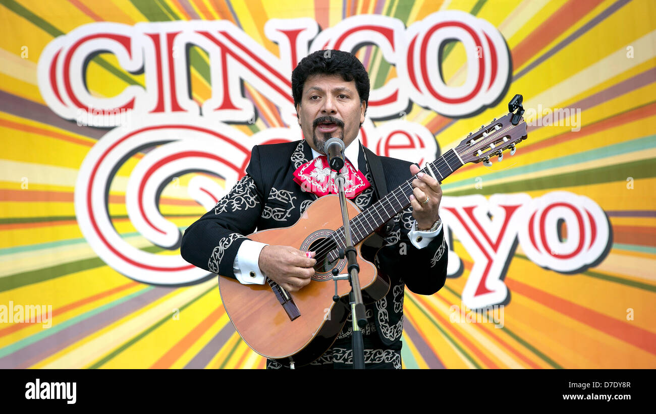 Tokyo, Japon. 5 mai, 2013. Un chanteur mariachi joue de la guitare dans 'Cinco de Mayo' Festival à Tokyo. 'Cinco de Mayo' festival a eu lieu au Japon pour la première fois pour célébrer toutes les Amériques du 3 au 4 au Parc Yoyogi. C'est à l'origine l'une des plus grands festival d'Amérique latine aux Etats-Unis. (Photo de Rodrigo Reyes Marin/AFLO/Alamy Live News) Banque D'Images