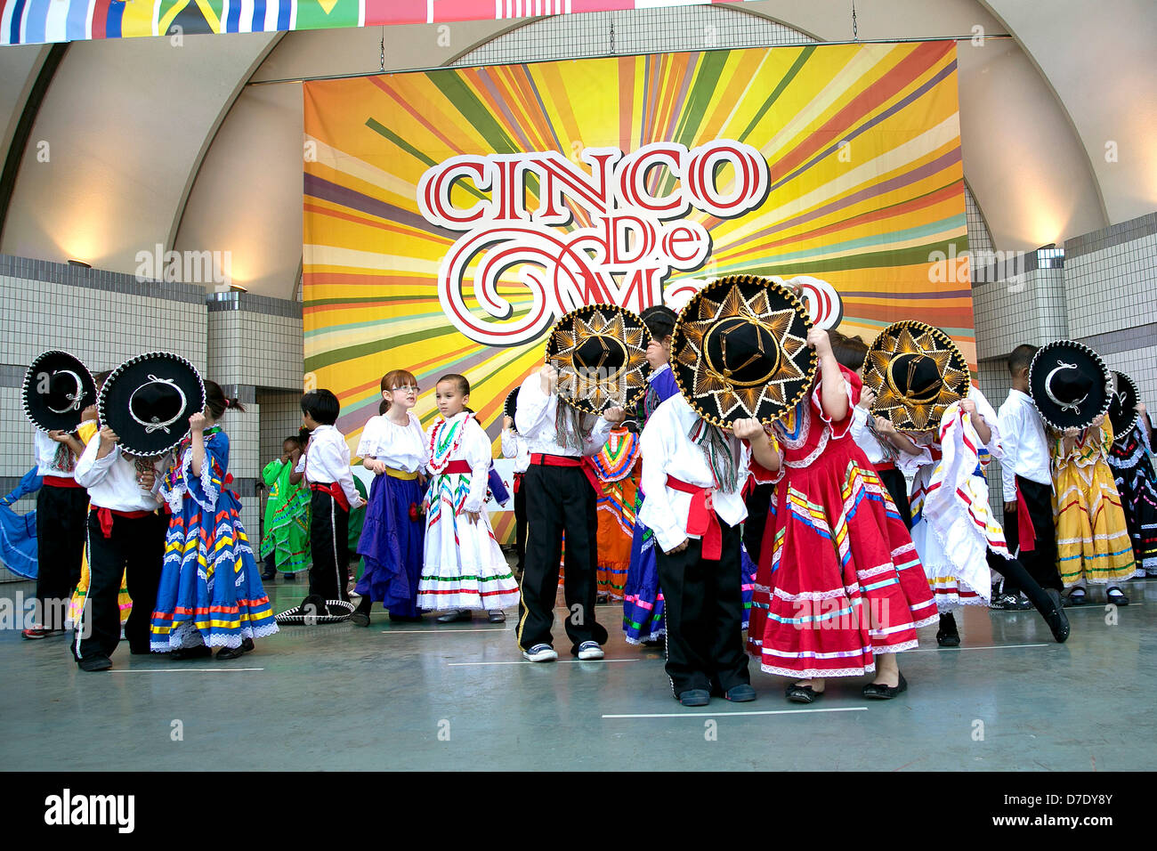 Tokyo, Japon. 5 mai, 2013. Les enfants, les danseurs portent des costumes mexicain et effectuer à 'Cinco de Mayo' Festival à Tokyo. 'Cinco de Mayo' festival a eu lieu au Japon pour la première fois pour célébrer toutes les Amériques du 3 au 4 au Parc Yoyogi. C'est à l'origine l'une des plus grands festival d'Amérique latine aux Etats-Unis. (Photo de Rodrigo Reyes Marin/AFLO/Alamy Live News) Banque D'Images