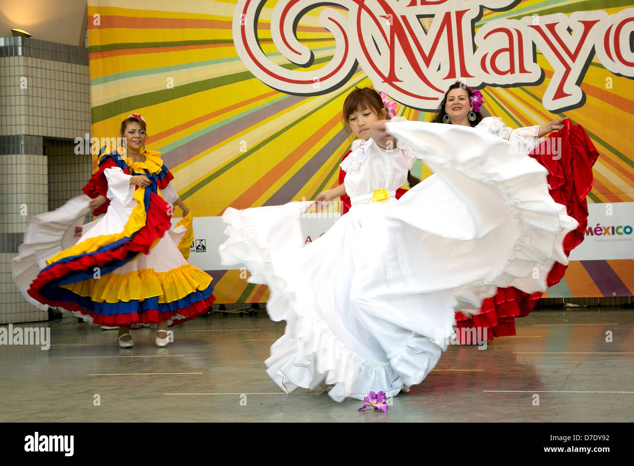 Tokyo, Japon. 5 mai, 2013. Les spectacles de danse colombienne à 'Cinco de Mayo' Festival à Tokyo. 'Cinco de Mayo' festival a eu lieu au Japon pour la première fois pour célébrer toutes les Amériques du 3 au 4 au Parc Yoyogi. C'est à l'origine l'une des plus grands festival d'Amérique latine aux Etats-Unis. (Photo de Rodrigo Reyes Marin/AFLO/Alamy Live News) Banque D'Images