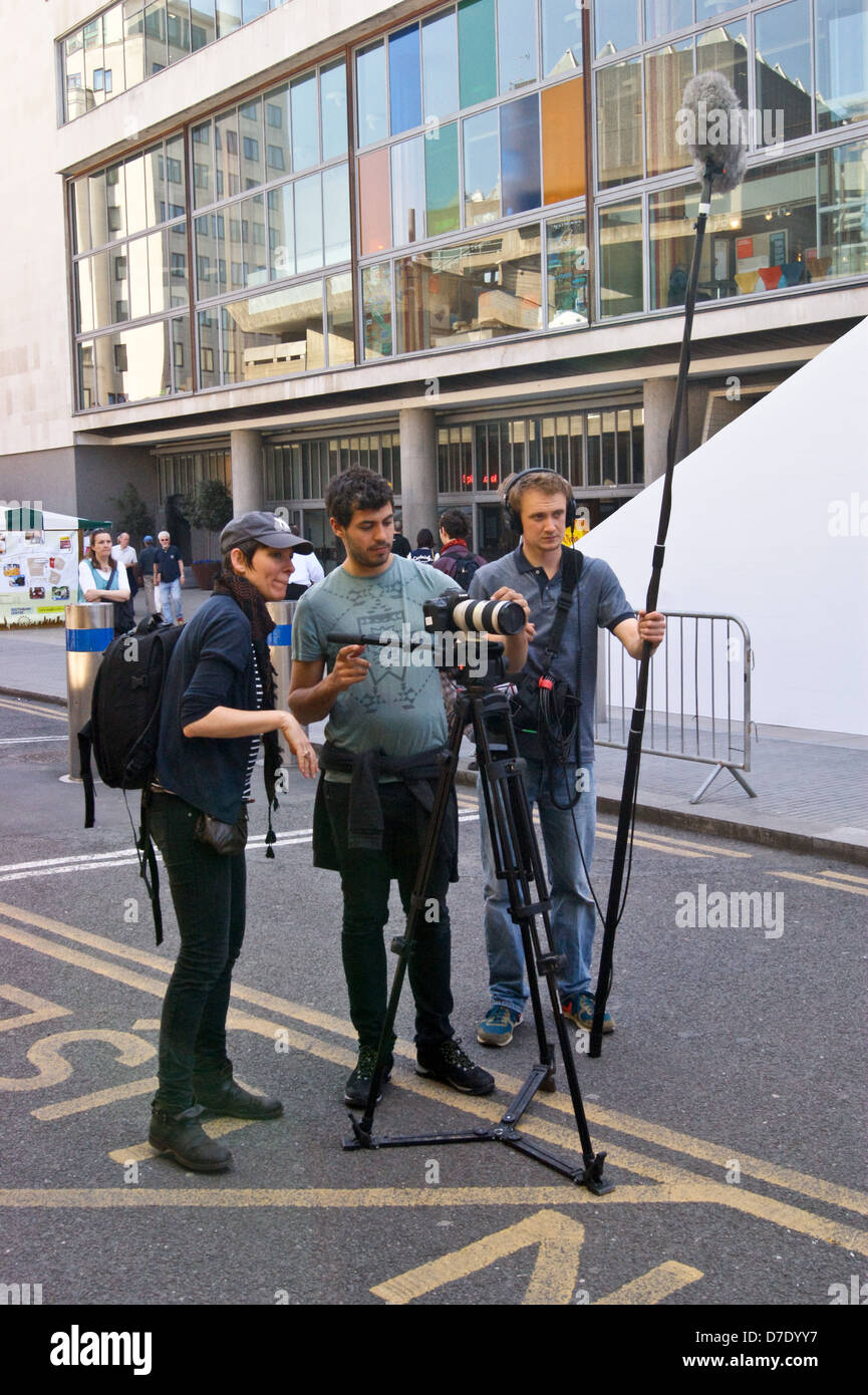 Une équipe de tournage au travail près du Royal Festival Hall, South Bank, Londres, Angleterre Banque D'Images