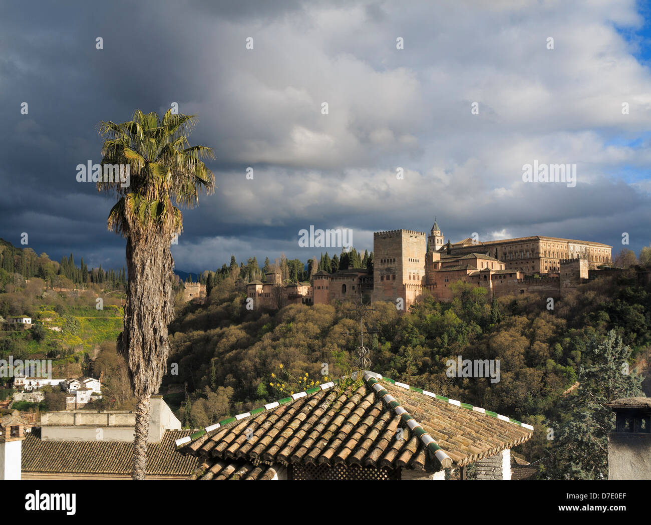 Vue sur les Palais Nasrides de l'Alhambra sur les toits de l'Albaicin, Grenade, Espagne Banque D'Images