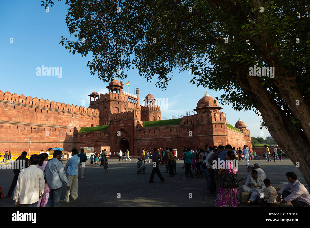 Les touristes sous un arbre près du Fort rouge de Delhi, Inde la vieille ville Banque D'Images