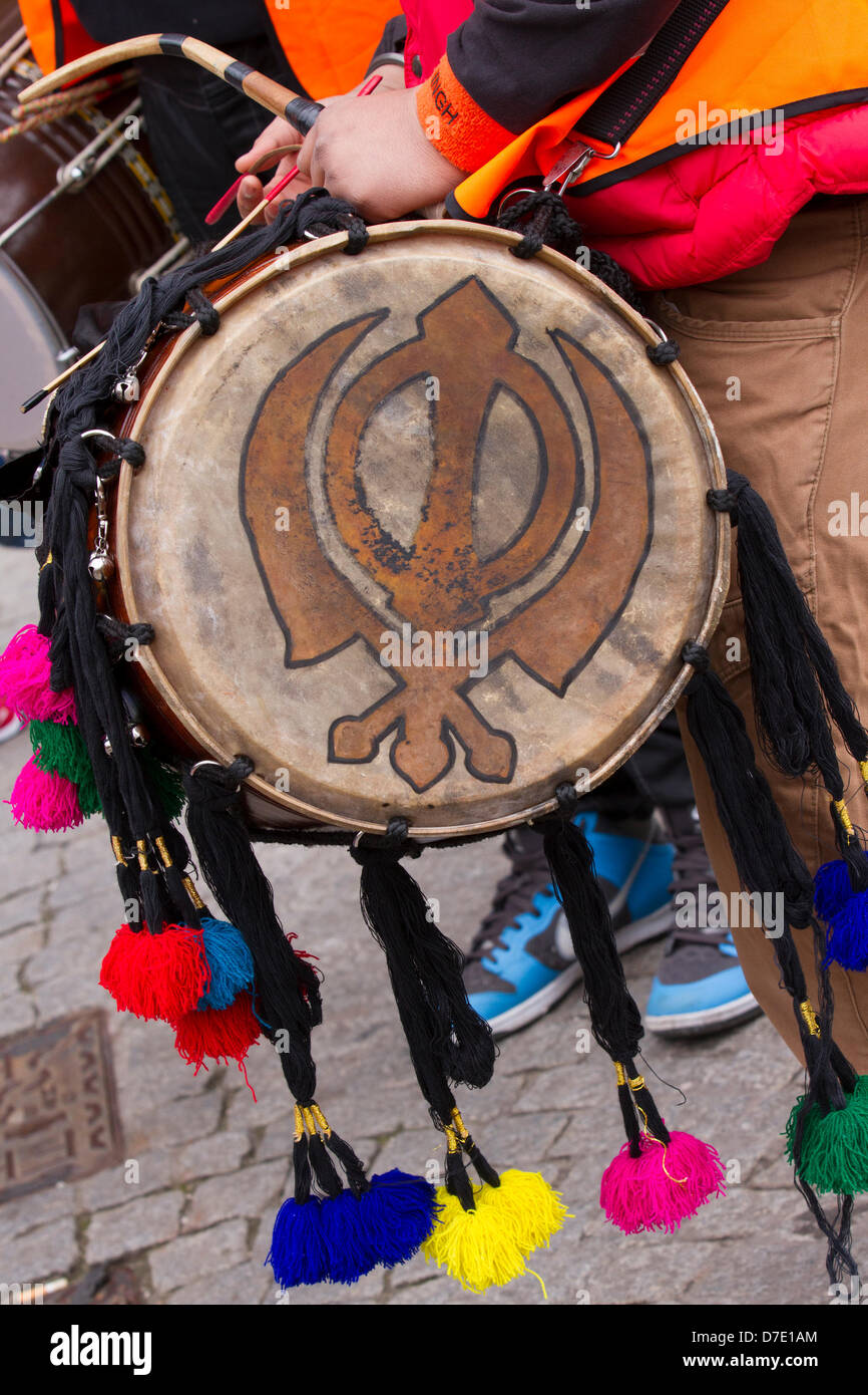 Sangar de Greater Manchester. Khanda signer et sikhs au batteur Kirtan Naga Dimanche 5 Mai, 2013. La plus importante célébration du Vaisakhi dans le calendrier sikh marquée par la communauté sikh d'une plus grande et leur rapport annuel Nagar Kirtan procession dans les rues de Manchester. Le Keertan Nagar est couleur, la célébration et l'adoration et est une invitation à tous, sans distinction de caste, de religion et de croyance pour pouvoir rejoindre les Sikhs dans la célébration de leur religion et de la culture. Banque D'Images