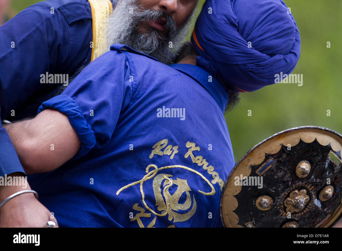 Sangar de Greater Manchester. Le Naga Kirtan Dimanche 5 Mai, 2013. Pompiers à l'plus important dans la célébration du Vaisakhi calendrier sikh marquée par la communauté sikh d'une plus grande et leur rapport annuel Nagar Kirtan procession dans les rues de Manchester. Le Keertan Nagar est couleur, la célébration et l'adoration et est une invitation à tous, sans distinction de caste, de religion et de croyance pour pouvoir rejoindre les Sikhs dans la célébration de leur religion et de la culture. Banque D'Images