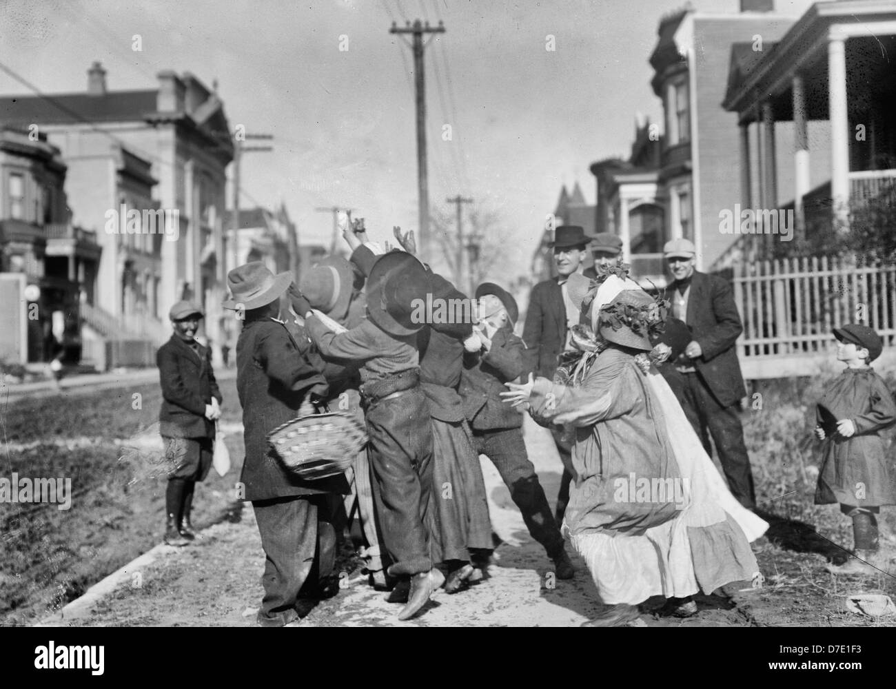 Les carnavaliers de grâce - une vieille tradition de l'action de grâce où les enfants s'habiller comme les vagabonds et rendez-vous autour de la mendicité pour changer, vers 1910 Banque D'Images