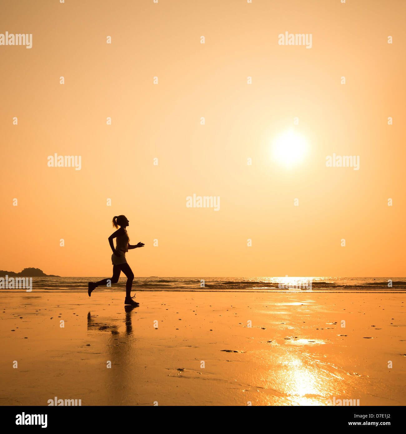 Exécuter pour fin, silhouette de femme sur la plage Banque D'Images