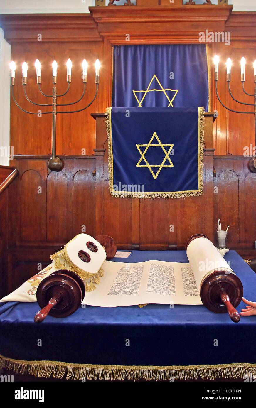 Un nouveau rouleau de Torah réside dans la synagogue de la congrégation juive à Halle/Saale, Allemagne, 05 mai 2013. Un expert en écriture a copié un parchemin lettre par lettre pour un an. Photo : JAN WOITAS Banque D'Images