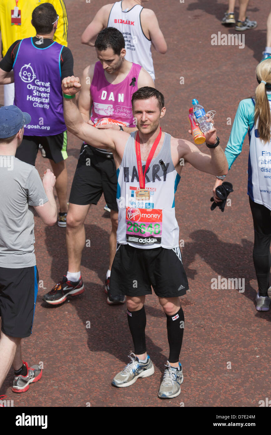 Marathon de Londres 2013 vierge, Harry Judd de McFly avec une médaille après la course Banque D'Images