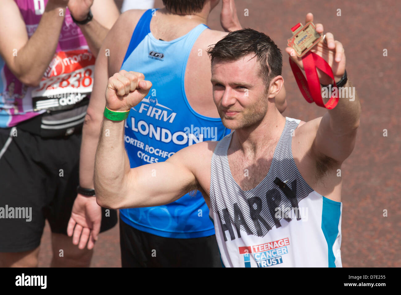 Marathon de Londres 2013 vierge, Harry Judd de McFly montre de sa médaille du module de finition Banque D'Images