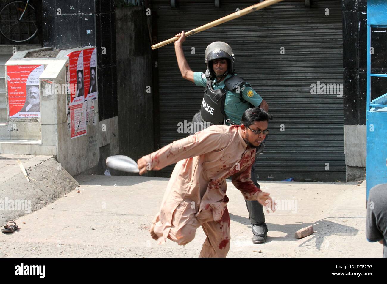 Dhaka, Bangladesh. 5 mai, 2013. La police bangladaise islamistes charge baton lors d'affrontements à Dhaka le 5 mai 2013.. Des milliers d'Islamistes a Dhaka à l'arrêt le 05 mai qu'ils ont exigé une loi anti-blasphème qui entraîne la peine de mort, et ont déclaré un travailleur a été tué dans des affrontements entre manifestants et policiers. Les partisans de la radicale Hefazat-e-Islam porteurs de bâtons et bloqué les principaux points d'entrée de la ville Banque D'Images