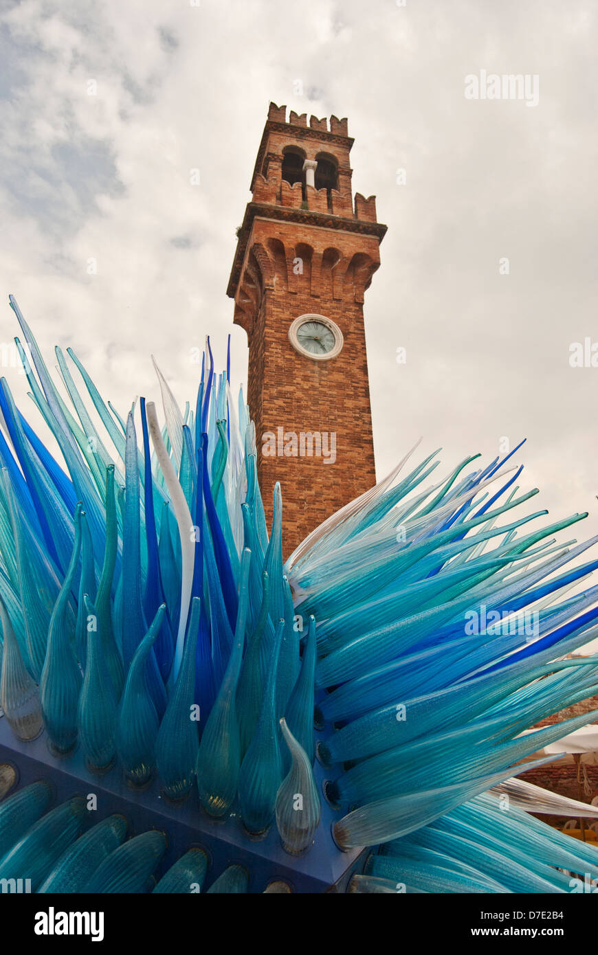 Le Clocktower au Campo Santo Stefano et une sculpture de verre, Murano, Venise, Italie Banque D'Images