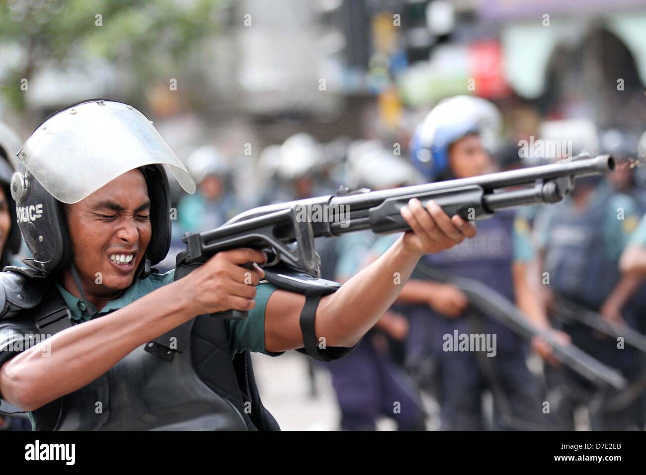 Dhaka, Bangladesh. 5 mai, 2013. Policiers tirer des balles en caoutchouc pour les Hefajat-e Islami Chhatra Shibir Islam et pour les disperser dans les rues comme ils se sont affrontés avec la police lors d'un rassemblement à Paltan à Dhaka, au Bangladesh. Des milliers d'Islamistes a Dhaka à l'arrêt le 05 mai qu'ils ont exigé une loi anti-blasphème qui entraîne la peine de mort, et ont déclaré un travailleur a été tué dans des affrontements entre manifestants et policiers. Les partisans de la radicale Hefazat-e-Islam porteurs de bâtons et bloqué les principaux points d'entrée de la ville Banque D'Images