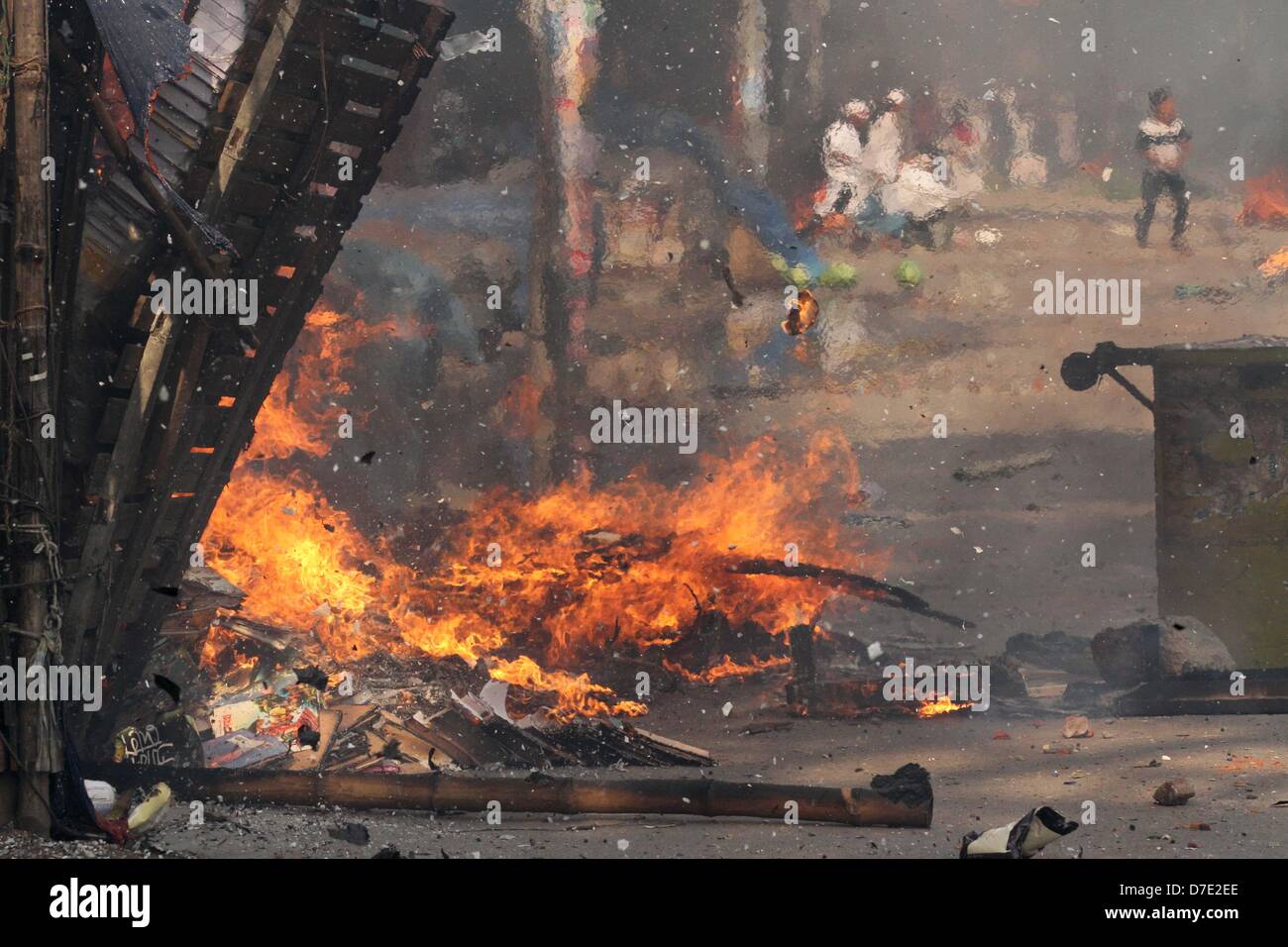 Dhaka, Bangladesh. 5 mai, 2013. Des manifestants islamistes ont mis le feu dans les rues au cours d'affrontements avec la police à Dhaka le 5 mai 2013. Des milliers d'Islamistes a Dhaka à l'arrêt le 05 mai qu'ils ont exigé une loi anti-blasphème qui entraîne la peine de mort, et ont déclaré un travailleur a été tué dans des affrontements entre manifestants et policiers. Les partisans de la radicale Hefazat-e-Islam porteurs de bâtons et bloqué les principaux points d'entrée de la ville Banque D'Images