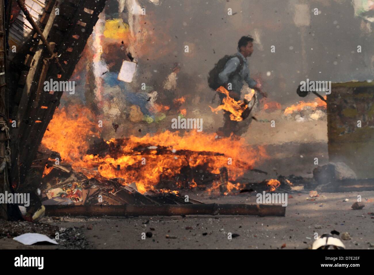 Dhaka, Bangladesh. 5 mai, 2013. Des manifestants islamistes ont mis le feu dans les rues au cours d'affrontements avec la police à Dhaka le 5 mai 2013. Des milliers d'Islamistes a Dhaka à l'arrêt le 05 mai qu'ils ont exigé une loi anti-blasphème qui entraîne la peine de mort, et ont déclaré un travailleur a été tué dans des affrontements entre manifestants et policiers. Les partisans de la radicale Hefazat-e-Islam porteurs de bâtons et bloqué les principaux points d'entrée de la ville Banque D'Images