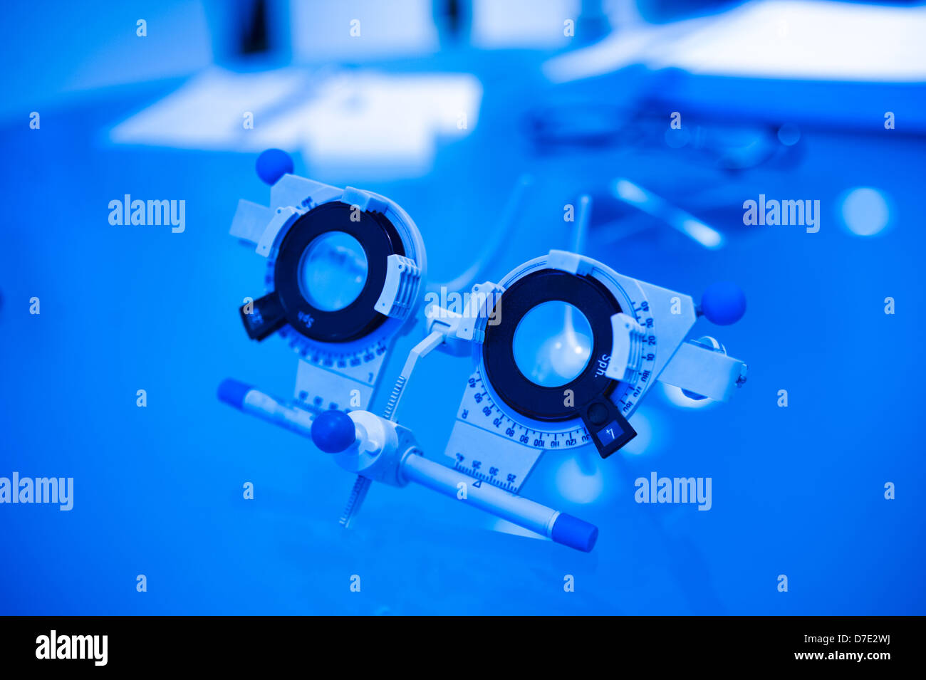 L'image optique ophtalmologie - Châssis de la lentille d'essai sur table.  ophtalmologiste Photo Stock - Alamy