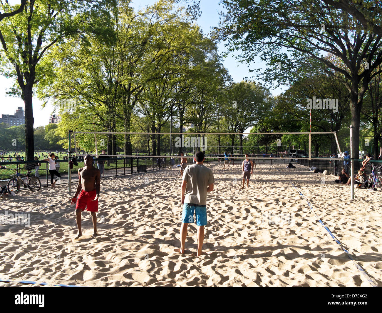 New York City, USA. 4e mai 2013. fin d'après-midi de beach-volley en cours de jeu en cour de sable à côté de Central Park Moutons pré sur printemps éblouissant Samedi, la ville de New York, le 4 mai 2013 Banque D'Images