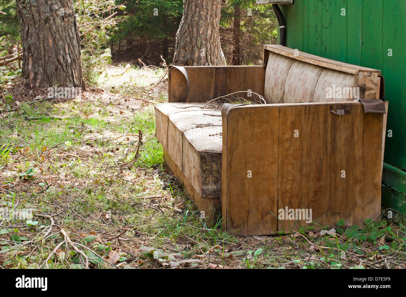 Old vintage sofa dans la forêt Banque D'Images