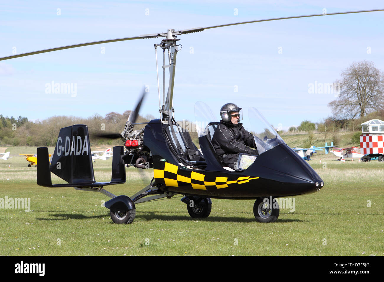 Gyrocopter Auto-Gyro taxying gyro MT-03 à l'aérodrome de Popham avec casque de pilote Banque D'Images