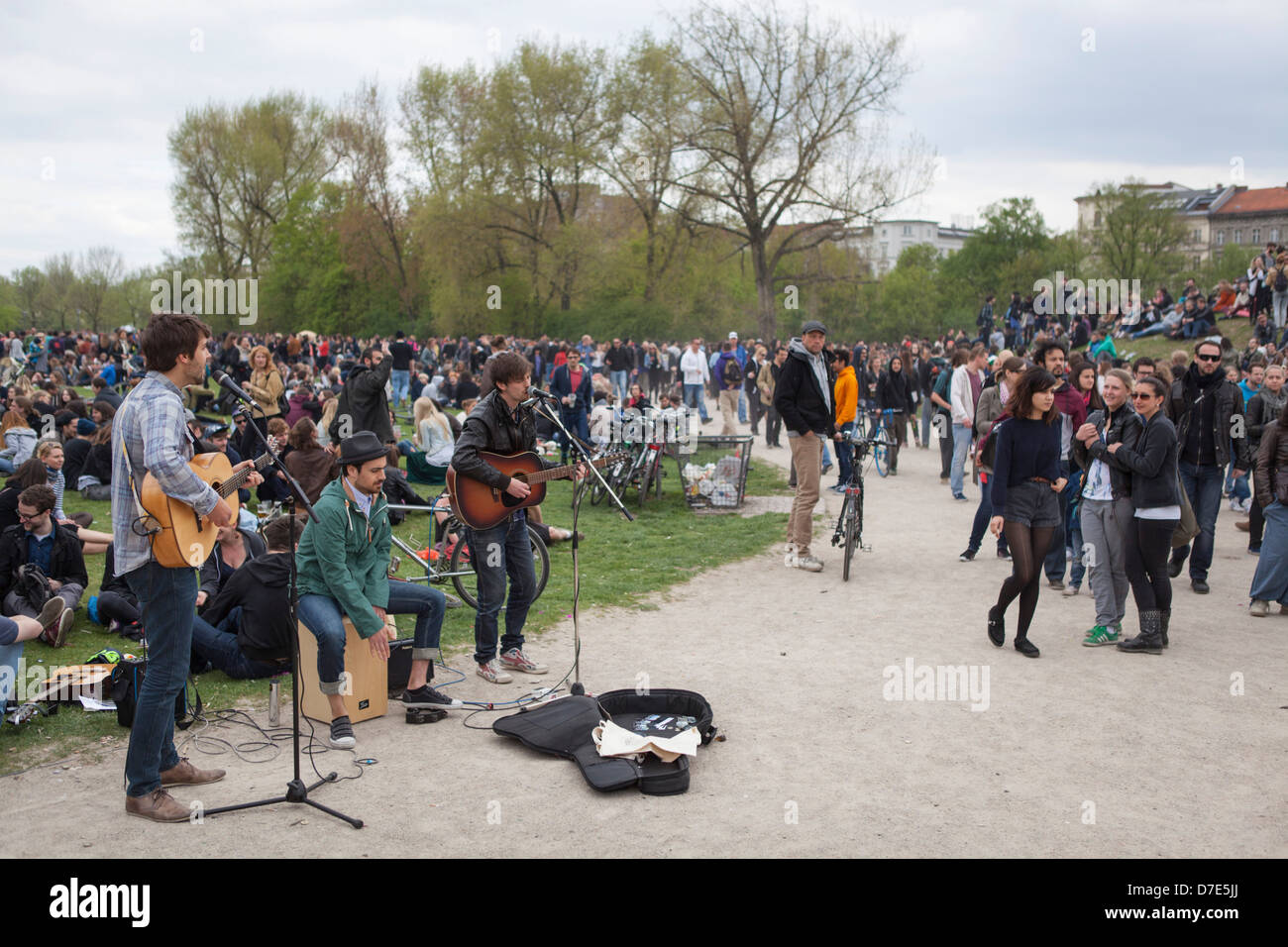 Les jeunes de célébrer la fête du travail à la première de mai à Gorlitzer Park dans Kreuzberg Berlin Banque D'Images