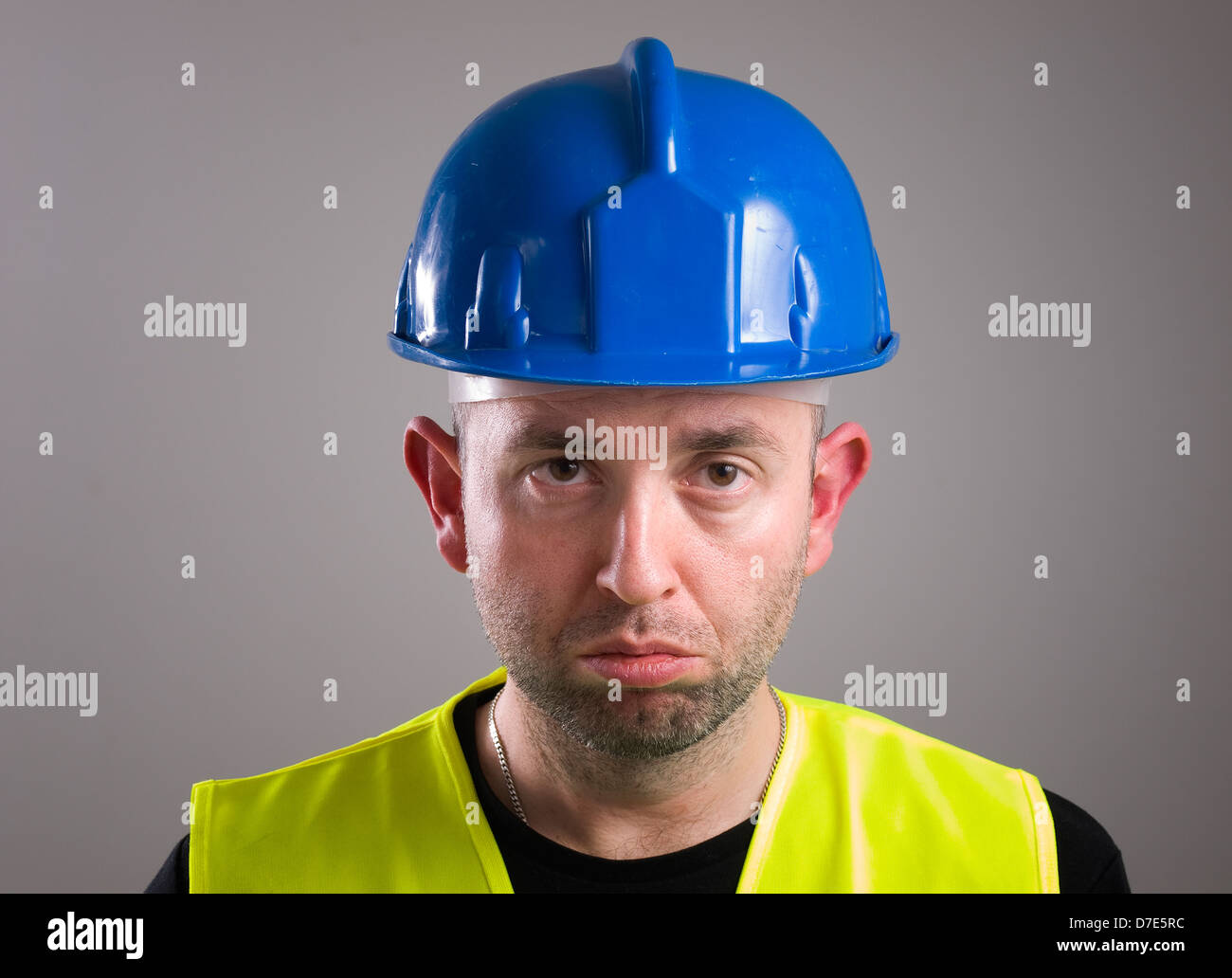 Portrait d'un travailleur de l'expression de la négativité et isolé sur fond sombre Banque D'Images