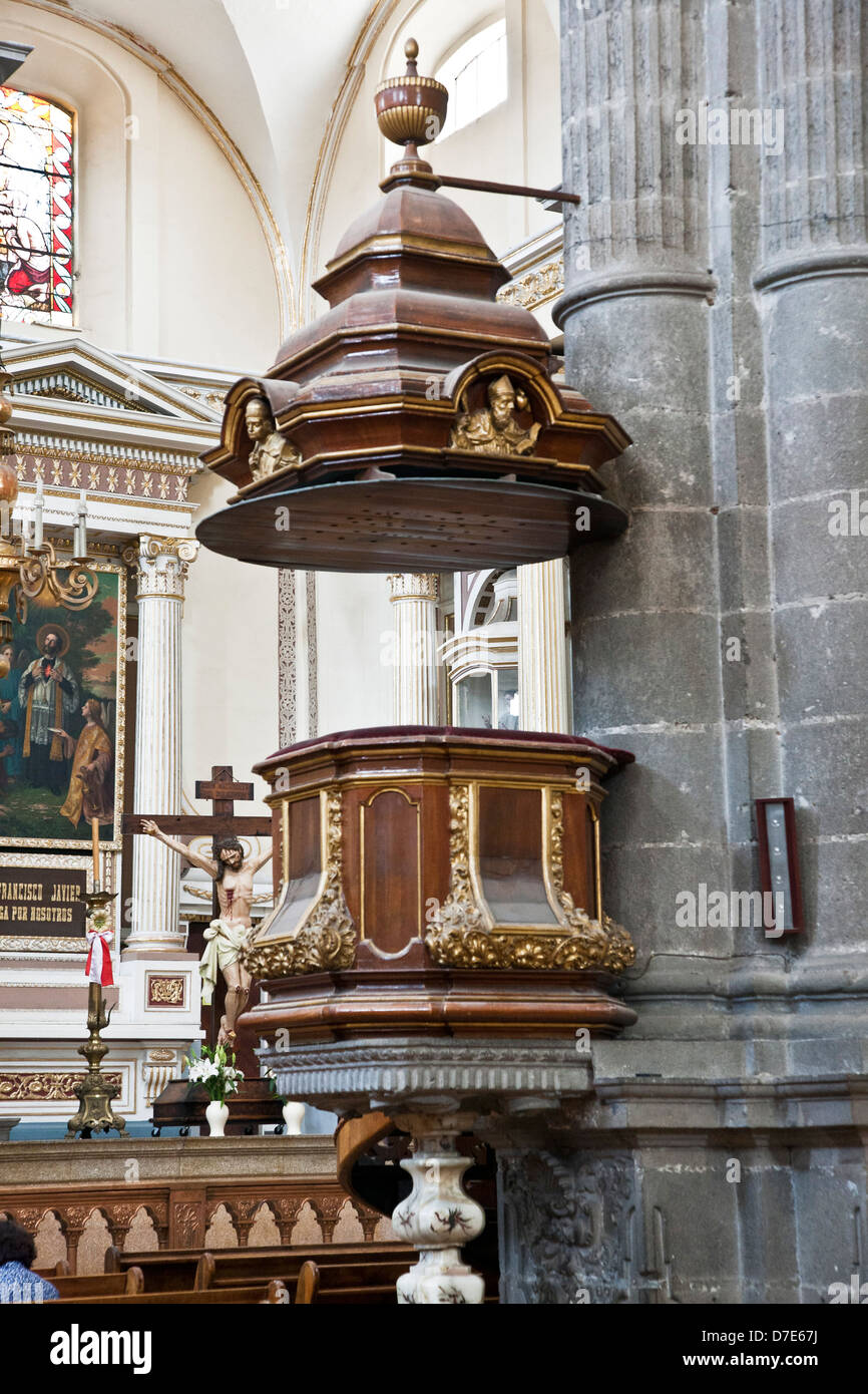 Beau style Baroque orné et sculpté en bois doré du 17ème siècle, la chaire de l'église jésuite de la Compagnie de Jésus Puebla Banque D'Images