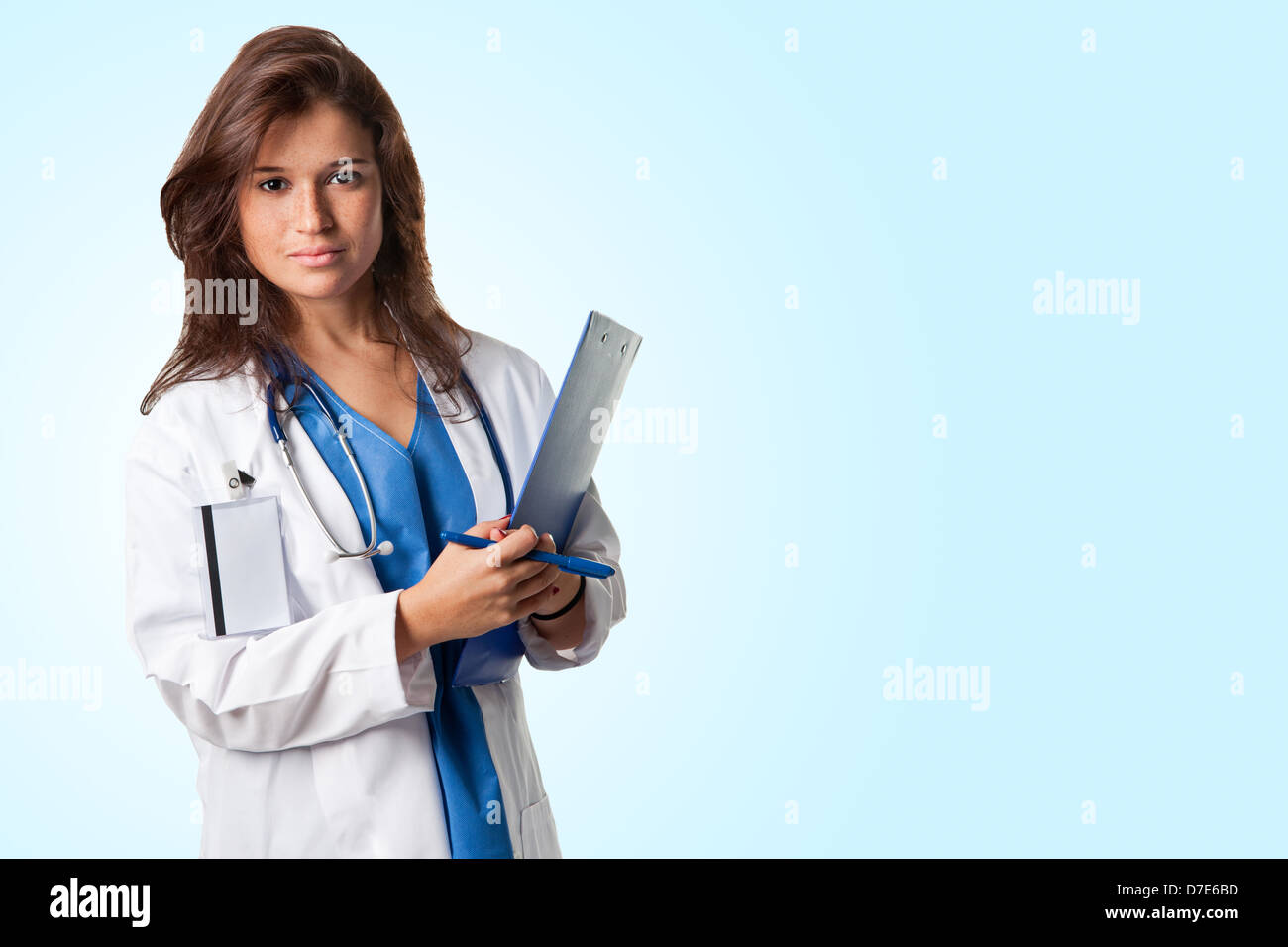 Jeune femme médecin avec des gommages corporels et un stéthoscope tenant un bloc-notes Banque D'Images