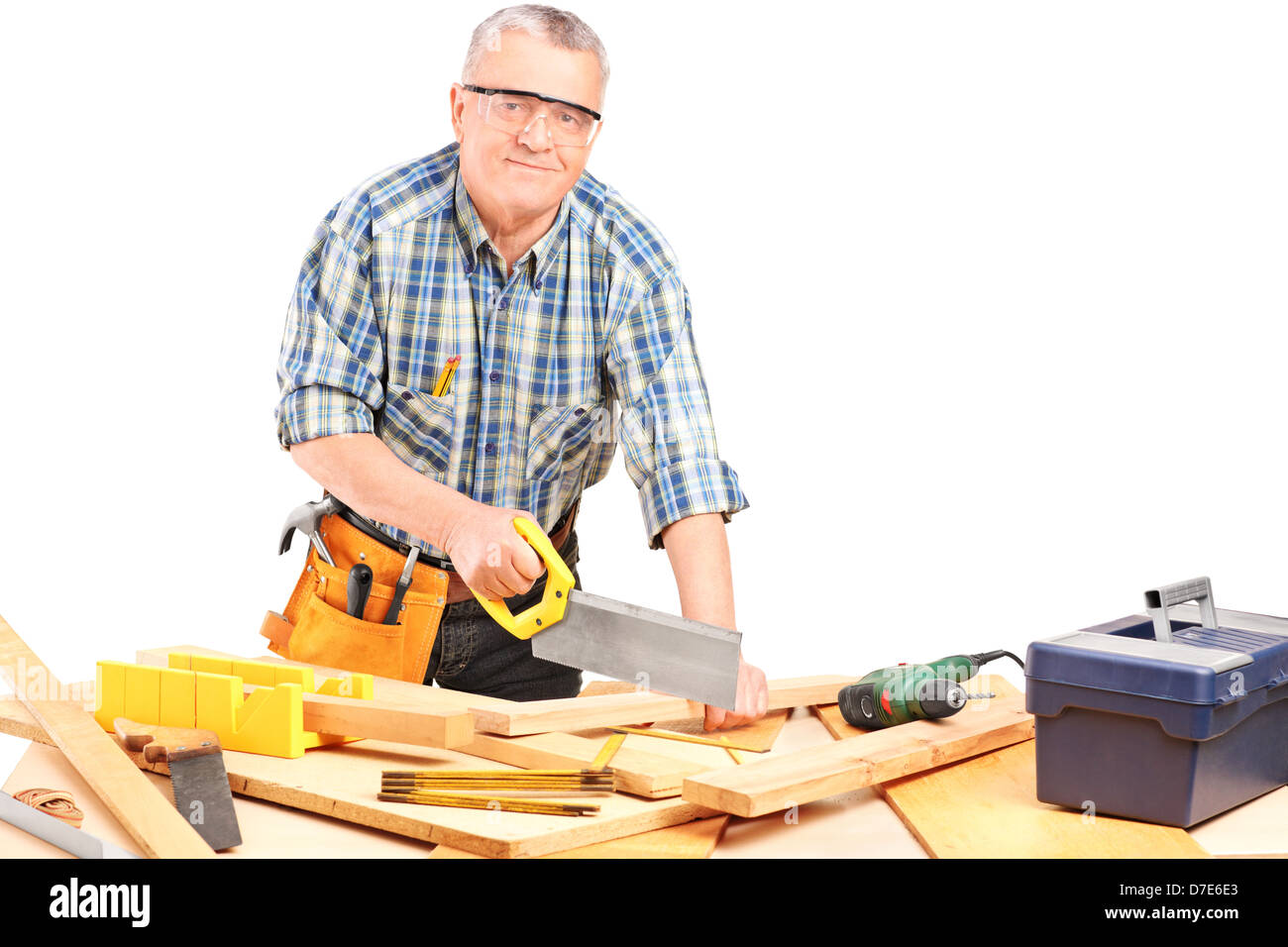 Les hommes d'âge moyen menuisier travaillant dans un atelier isolé sur fond blanc Banque D'Images
