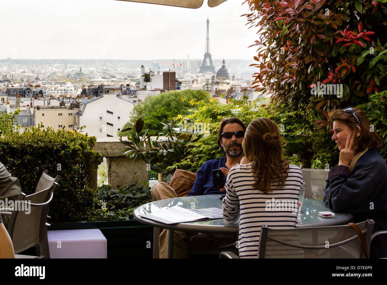 L'une des plus belles brasseries parisiennes terrasse panoramique bar avec vue sur la Tour Eiffel et toits de la ville, Paris, France Banque D'Images