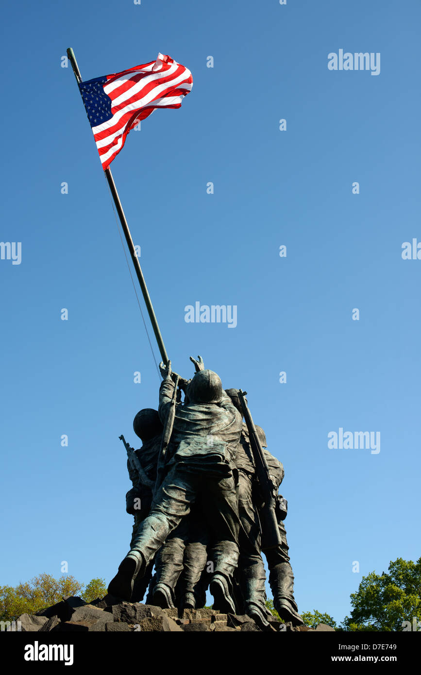 Iwo Jima Memorial Marine corps War Memorial Arlington Virginia // le Iwo Jima Memorial (anciennement le Marine corps War Memorial) à Arlington, en Virginie, à côté du cimetière national d'Arlington. Le monument a été conçu par Felix de Wledon et est basé sur une photo emblématique d'Associated Press appelée The Raising the Flag on Iwo Jima de Joe Rosenthal. Il a été consacré en 1954. Banque D'Images