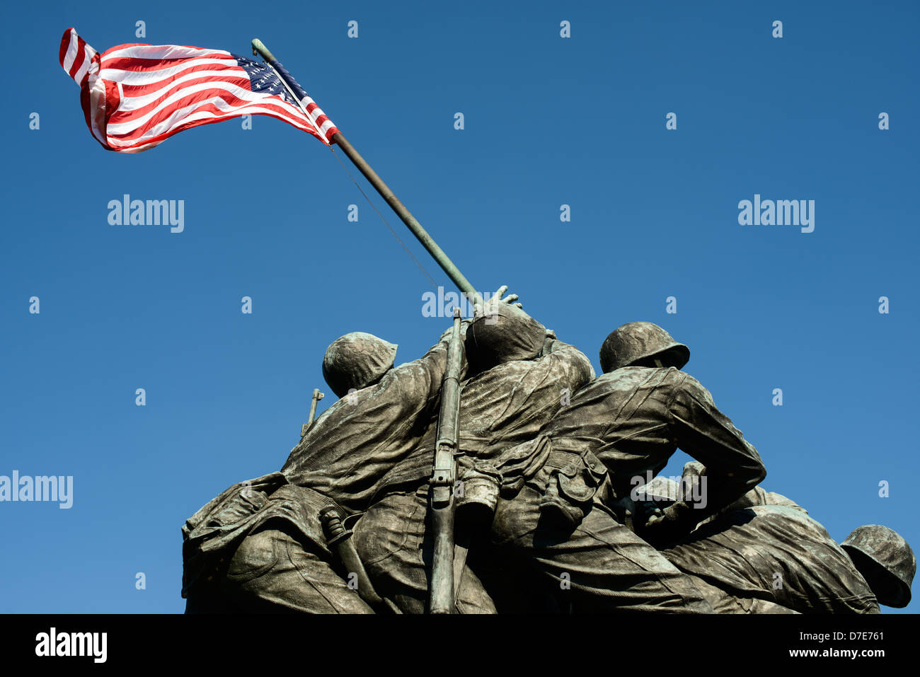 Jusqu'à à l'Iwo Jima Memorial (officiellement le Marine Corps War Memorial) à Arlington, en Virginie, à proximité de Arlington National Cemetery. Le monument a été conçu par Felix de Wledon et est basé sur une photo de presse associé appelé le le drapeau sur Iwo Jima par Joe Rosenthal. Il a été consacré en 1954. Banque D'Images