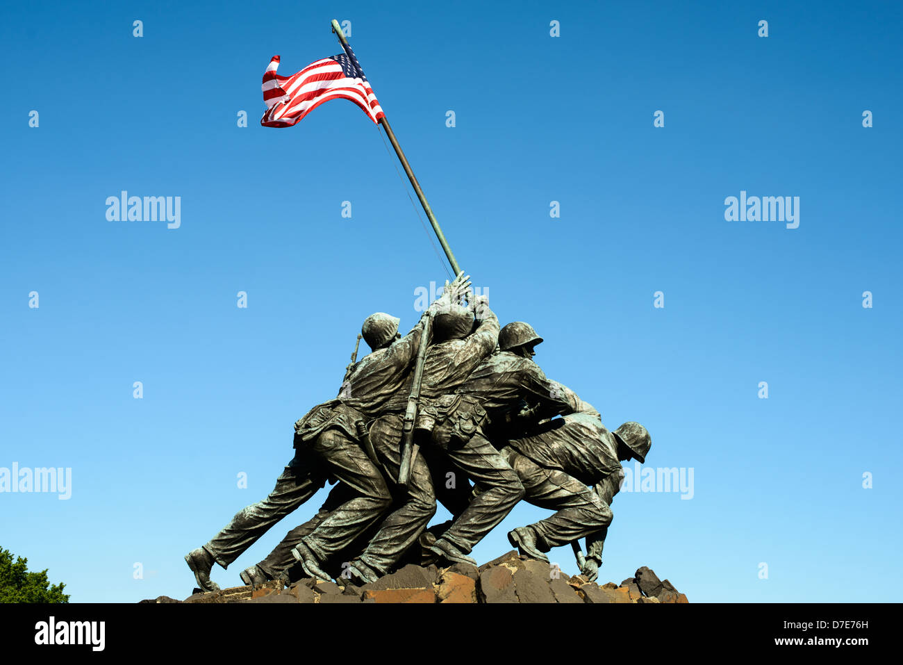 Iwo Jima Memorial Marine corps War Memorial Arlington Virginie // statue massive sur le sommet de l'Iwo Jima Memorial (anciennement le Marine corps War Memorial) à Arlington, Virginie, à côté du cimetière national d'Arlington. Le monument a été conçu par Felix de Wledon et est basé sur une photo emblématique d'Associated Press appelée The Raising the Flag on Iwo Jima de Joe Rosenthal. Il a été consacré en 1954. Banque D'Images