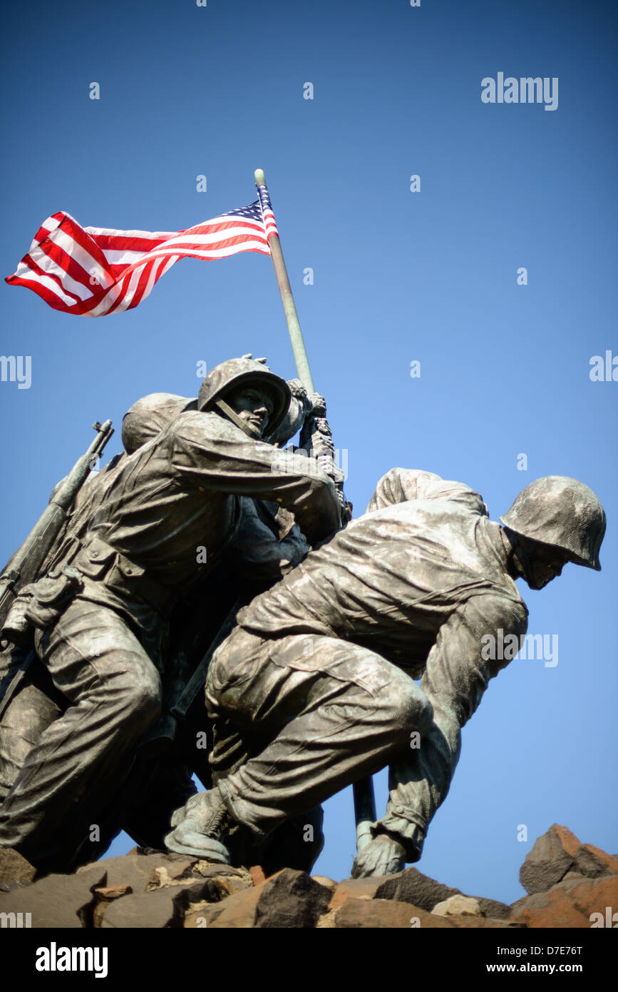 Mémorial de guerre du Marine corps Memorial Iwo Jima Arlington Virginie // ARLINGTON, Virginie — le mémorial de guerre du Marine corps représente six Marines levant le drapeau américain sur le mont Suribachi pendant la bataille d'Iwo Jima. Basé sur la photographie emblématique de Joe Rosenthal en 1945, le mémorial a été sculpté par Felix de Weldon et dédié en 1954. Les figures de bronze de 32 pieds de haut se dressent au sommet d'une base de granit près du cimetière national d'Arlington, avec l'ensemble du monument atteignant 78 pieds de hauteur. Banque D'Images