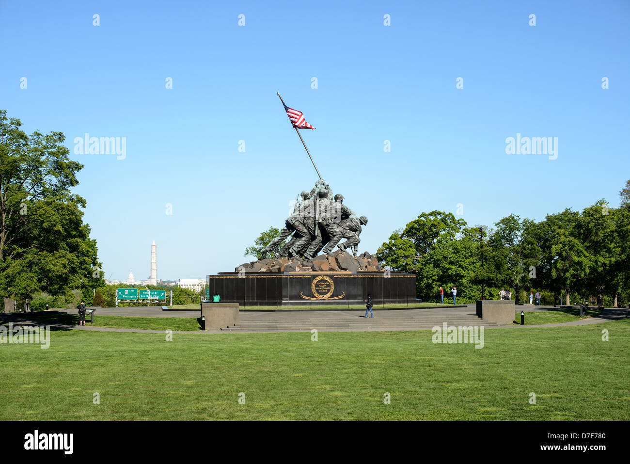WASHINGTON DC, Etats-Unis - une prise grand angle de la côte ouest de l'Iwo Jima Memorial (officiellement le Marine Corps War Memorial) à Arlington, en Virginie, à proximité de Arlington National Cemetery. Dans l'arrière-plan, à gauche du monument, sont le Lincoln Memorial, le Washington Monument, le Capitole et le dôme. Le monument a été conçu par Felix de Wledon et est basé sur une photo de presse associé appelé le le drapeau sur Iwo Jima par Joe Rosenthal. Il a été consacré en 1954. Banque D'Images