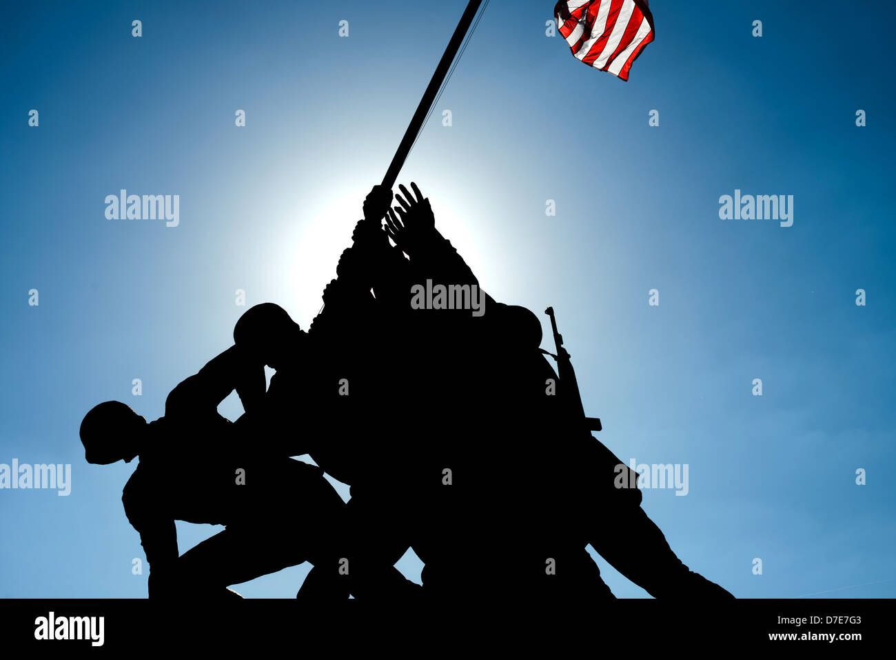 Iwo Jima Memorial Silhouette Arlington Virginie // ARLINGTON, va — Silhouette de l'état massif du Iwo Jima Memorial (anciennement le Marine corps War Memorial) à Arlington, Virginie, à côté du cimetière national d'Arlington. Le monument a été conçu par Felix de Wledon et est basé sur une photo emblématique d'Associated Press appelée The Raising the Flag on Iwo Jima de Joe Rosenthal. Il a été consacré en 1954. Banque D'Images