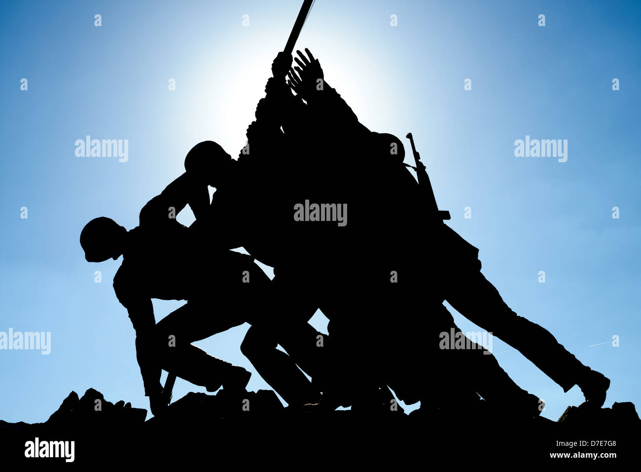 Silhouette de l'Iwo Jima Memorial Arlington Virginia // ARLINGTON, va — silhouette de la statue principale de l'Iwo Jima Memorial (anciennement le Marine corps War Memorial) à Arlington, Virginie, à côté du cimetière national d'Arlington. Le monument a été conçu par Felix de Wledon et est basé sur une photo emblématique d'Associated Press appelée The Raising the Flag on Iwo Jima de Joe Rosenthal. Il a été consacré en 1954. Banque D'Images