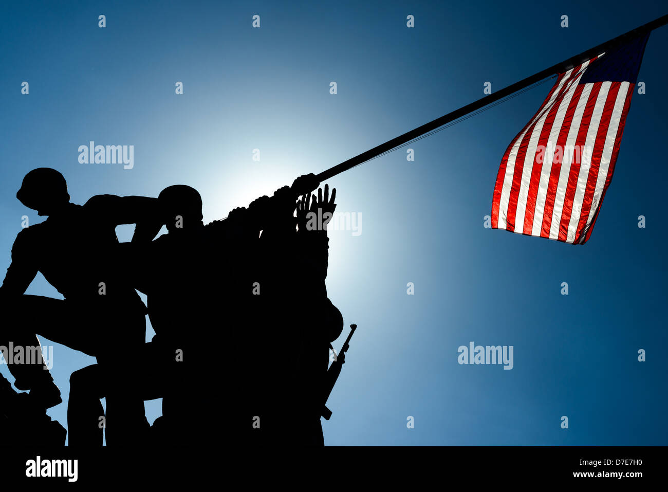 Statue de l'Iwo Jima Memorial Silhouette Arlington Virginie // ARLINGTON, va — silhouette rétroéclairée de la statue et drapeau américain de l'Iwo Jima Memorial (anciennement le Marine corps War Memorial) à Arlington, Virginie, à côté du cimetière national d'Arlington. Le monument a été conçu par Felix de Wledon et est basé sur une photo emblématique d'Associated Press appelée The Raising the Flag on Iwo Jima de Joe Rosenthal. Il a été consacré en 1954. Banque D'Images