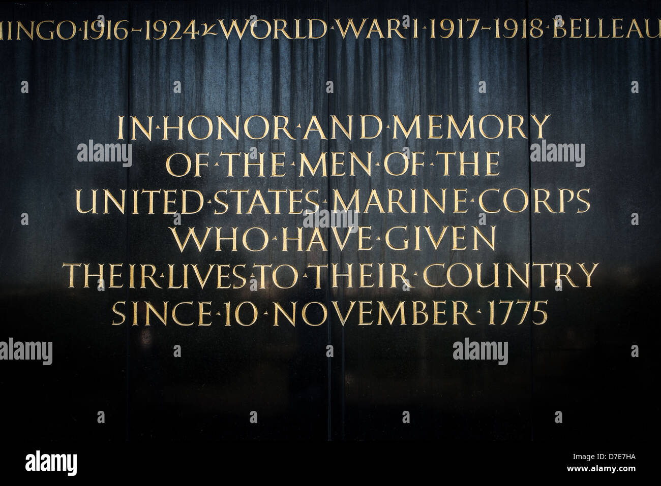 Inscription de dédicace au mémorial Iwo Jima Arlington Virginia // ARLINGTON, va — inscription de dédicace sur la base du mémorial Iwo Jima (anciennement le mémorial de guerre du corps des Marines) à Arlington, Virginie, à côté du cimetière national d'Arlington. Le monument a été conçu par Felix de Wledon et est basé sur une photo emblématique d'Associated Press appelée The Raising the Flag on Iwo Jima de Joe Rosenthal. Il a été consacré en 1954. Banque D'Images