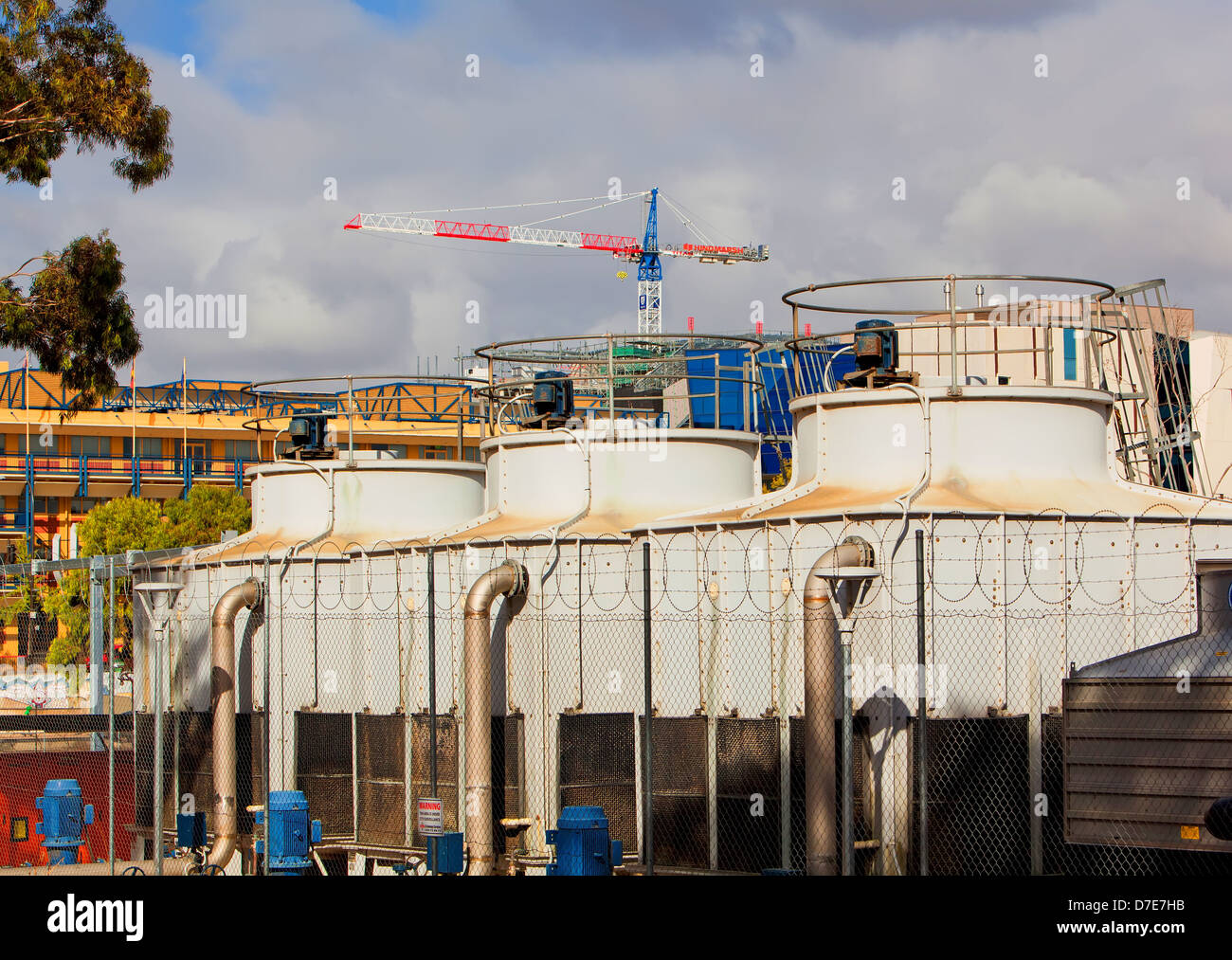 Les réservoirs et une grue ville d'Adelaide (Australie) Banque D'Images