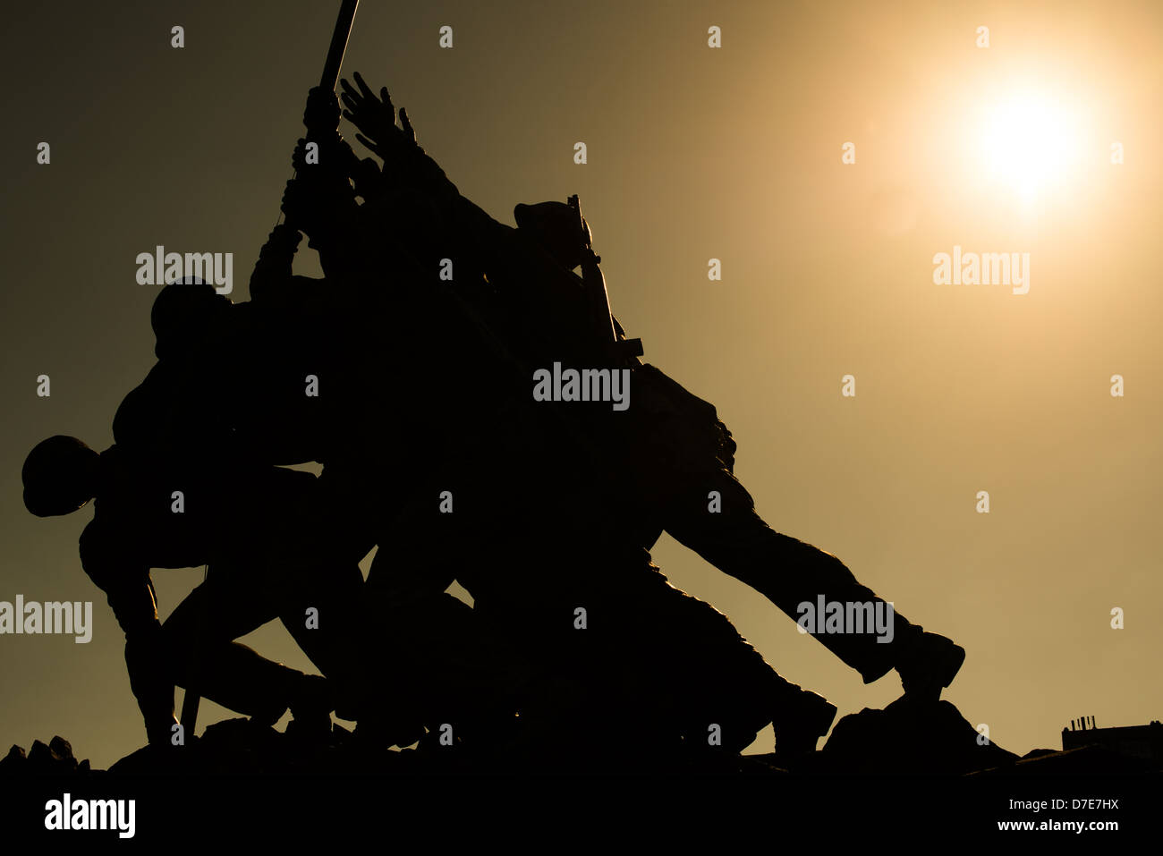 Silhouette de l'Iwo Jima Memorial Arlington Virginia // ARLINGTON, va — le soleil silhouette la statue de l'Iwo Jima Memorial (anciennement le Marine corps War Memorial) à Arlington, Virginie, à côté du cimetière national d'Arlington. Le monument a été conçu par Felix de Wledon et est basé sur une photo emblématique d'Associated Press appelée The Raising the Flag on Iwo Jima de Joe Rosenthal. Il a été consacré en 1954. Banque D'Images