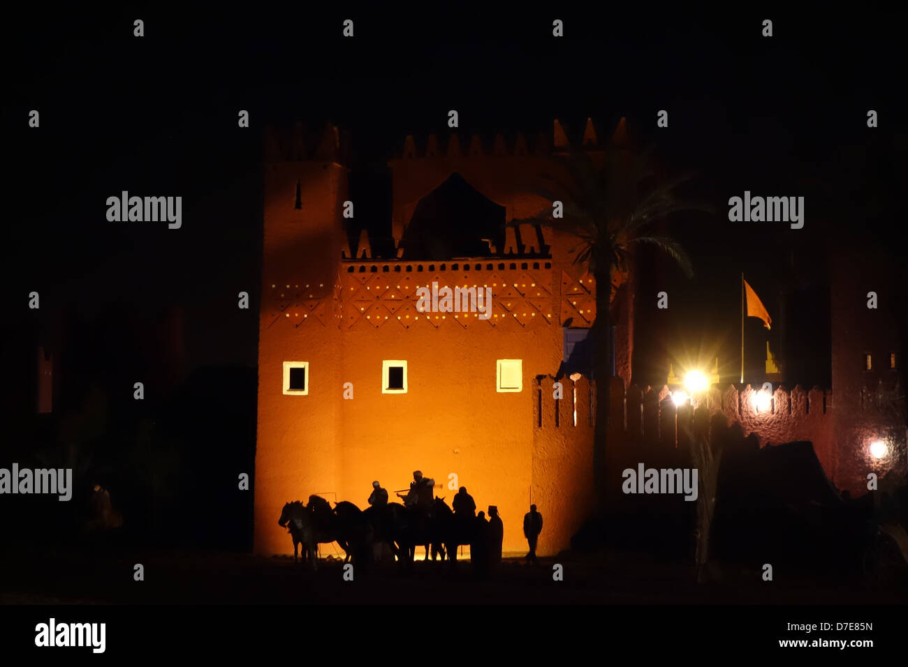 Maroc, Marrakech - Fantasia Berber fort dîner et animation, spectacle touristique dans arena. Banque D'Images